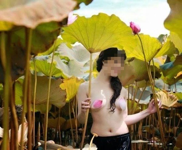 Những màn hớ hênh khó đỡ của thiếu nữ ở hồ sen