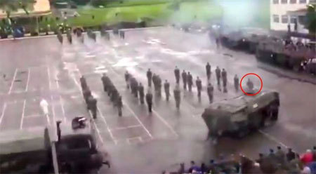 Ớn lạnh cảnh xe tăng chẹt phải binh sĩ