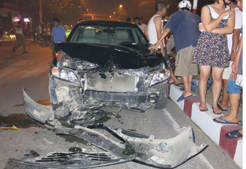 Giám đốc lái xe Camry húc tung 4 xe máy, 6 người nhập viện