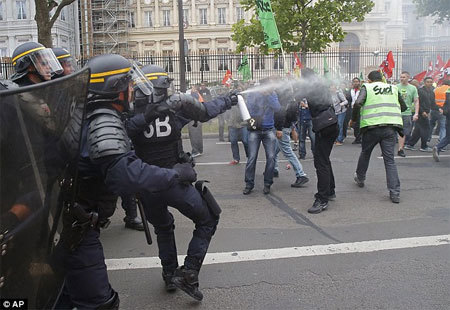 Hỗn loạn bao trùm thủ đô Paris