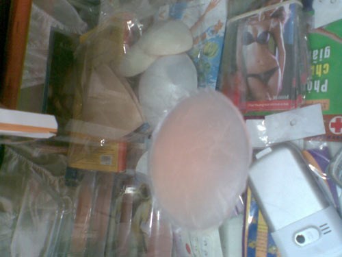 Viêm nhiễm, chảy dịch vì miếng dán nâng ngực silicon