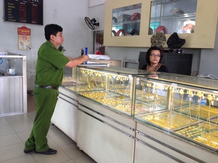 Giây phút chủ tiệm vàng đối mặt 2 tên cướp có súng