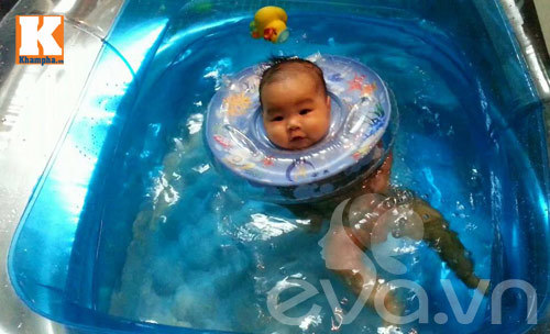 Nàng 9x dạy con thông minh bằng bơi lội