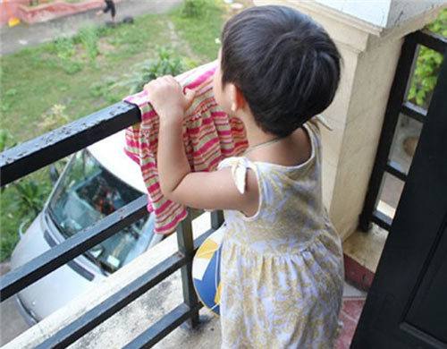 Muôn 'chiêu' bảo vệ con ở nhà cao tầng