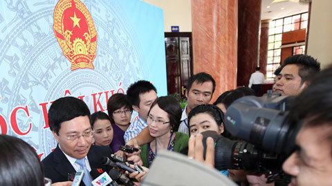 Bộ trưởng không phiền vì phóng viên 'đeo bám'