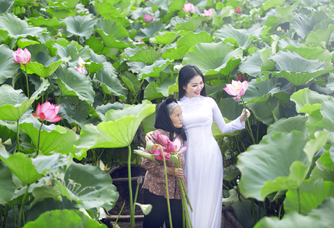 'Dân chơi' tạt đầu đánh võng xe máy trên đường