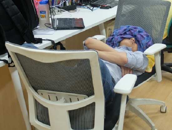 Nên cho ngủ trưa công sở 'trong khuôn khổ'