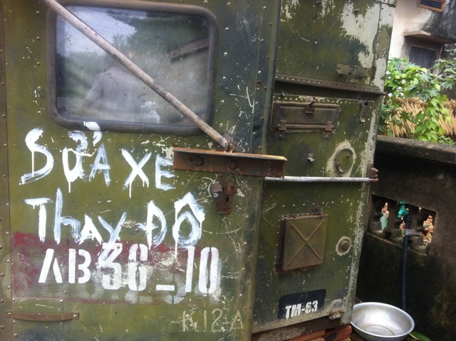 Độc nhất VN: Dỡ xe đặc chủng làm tiệm sửa xe đạp