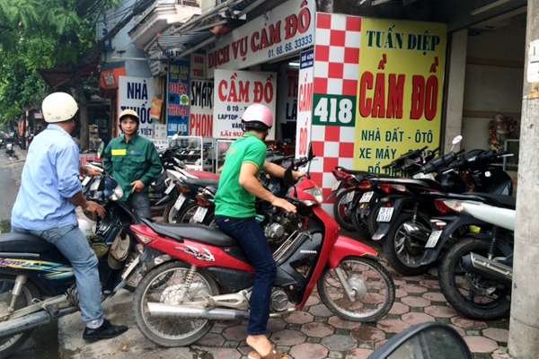 Lạ đời: Cầm đồ chê con nợ cá độ World Cup