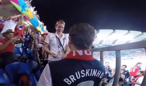 Màn cầu hôn cháy bỏng trên sân vận động Worl Cup