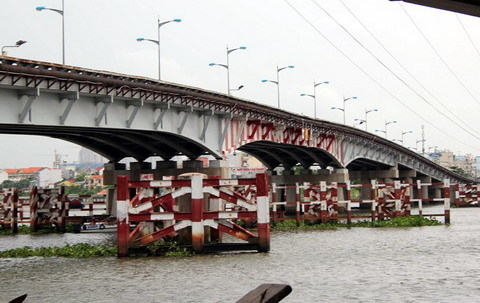 Một phụ nữ trẻ gieo mình xuống sông tự tử