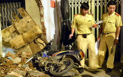 Tai nạn hi hữu: Xe máy húc đổ nhà dân