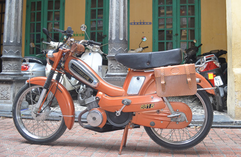 Người nghệ sĩ kỳ lạ bán hết đồ đạc mua xe độc