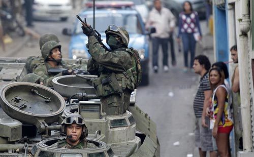 Cảnh súng ống dày đặc bảo vệ World Cup ở Brazil