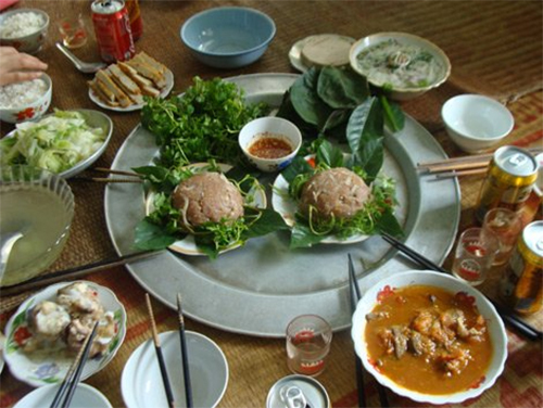 Thái Bình: Cả làng ăn cỗ thịt sống