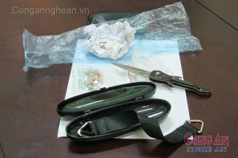 Hai 'ông trùm' vào khách sạn xả hơi gặp ngay nữ trinh sát