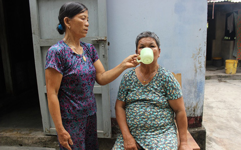 Cảm phục người chị nghèo 50 năm ở vậy nuôi em tật nguyền