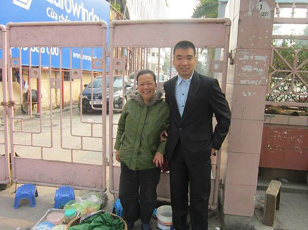 Mẹ bán xôi, con mặc vest ngày bảo vệ tốt nghiệp