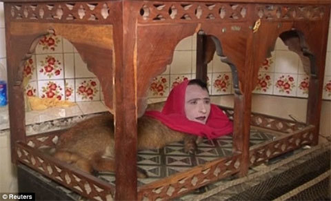 Dị nhân nửa người nửa cáo đầy mê hoặc ở Pakistan