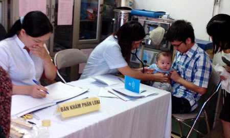 Chờ tiêm vắc-xin, lo dịch bùng phát