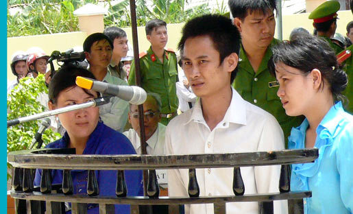 Cặp vợ chồng cùng đổ xăng giết người trong đêm