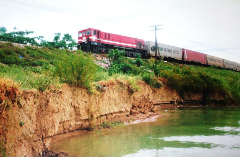 Sạt lở nghiêm trọng đe dọa đường sắt Bắc - Nam