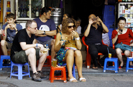 Giả vờ là ‘Tây’ để được chiều như khách VIP