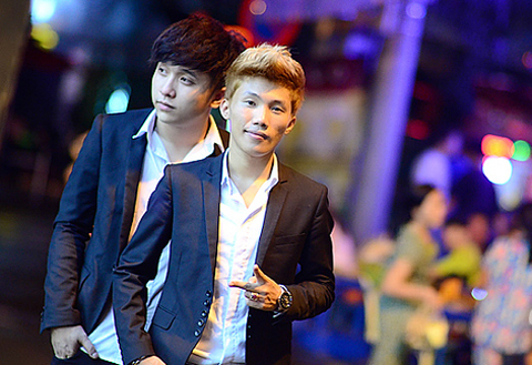 Hát nhạc rác, Yanbi và Mr T đều bị phạt 5 triệu đồng