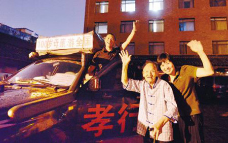 Con trai nhặt rác đưa mẹ già đi du lịch khắp nơi