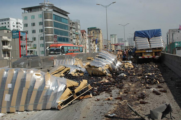 Container gặp nạn, đường trên cao tê liệt