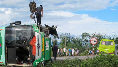 Hai xe khách đối đầu, hàng chục người thoát chết
