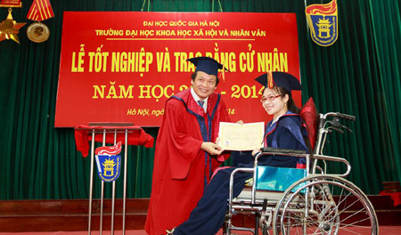 Hoa khôi 'vầng trăng khuyết' tốt nghiệp ĐH loại giỏi