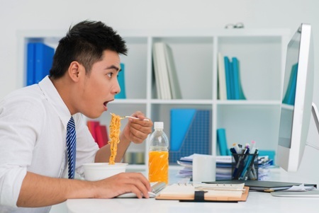 Cấm mặc quần đến cơ quan: Dân công sở làm thơ giễu sếp