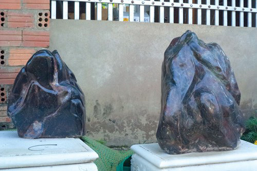 Đá phong thủy nặng cả tấn của đại gia miền rừng