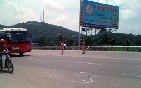 Sang đường không quan sát, bị container cán chết