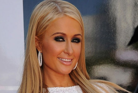 Paris Hilton váy xẻ tứ tung trên thảm đỏ BET