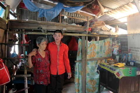 Thương bà nội một mình nuôi cháu bệnh tật suốt 16 năm