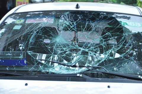 Chặn đầu, ném vỡ cửa kính xe CSGT