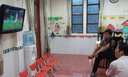 Phụ huynh chờ phát hồ sơ vào mầm non từ 4h sáng