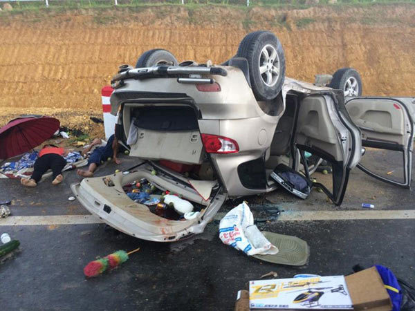 Mất lái, ô tô lật ngửa trên cao tốc mới