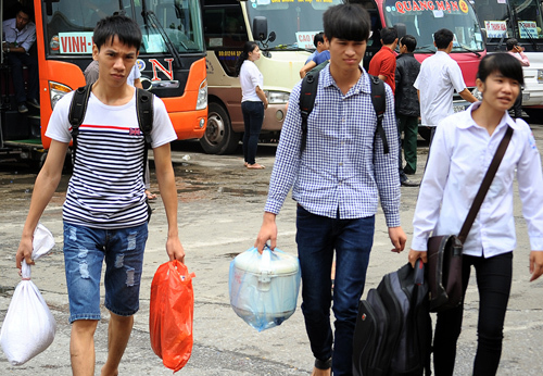 Sĩ tử cùng 'gạo, rau, gà, vịt' đổ về Thủ đô thi ĐH