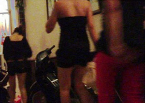 Chồng trẻ 'gác cửa' cho vợ già… bán thân