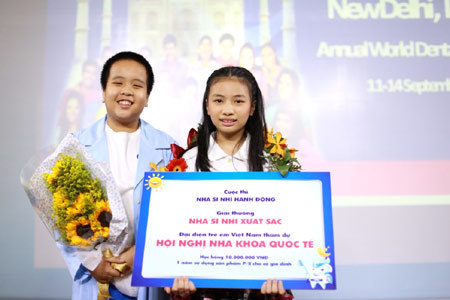 Hai em bé Việt Nam dự hội nghị Nha khoa quốc tế