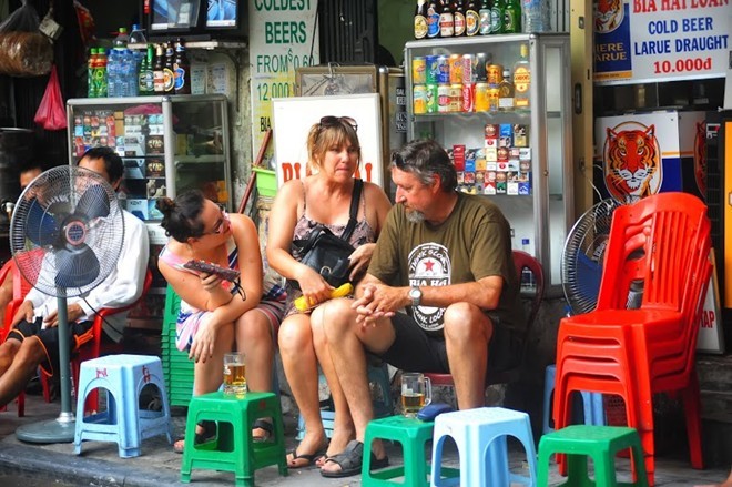 Bia cỏ ngồi ghế nhựa 5.000 đồng ở phố Tây Hà Nội