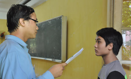 Làm thủ tục cho thí sinh: Soi kỹ cả nốt ruồi