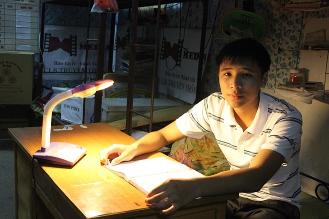 Sĩ tử đi thi với gia tài 100.000 đồng, 1 con mèo, 2 con thỏ