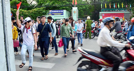 Hối hả 'xung trận' ngày làm thủ tục thi ĐH
