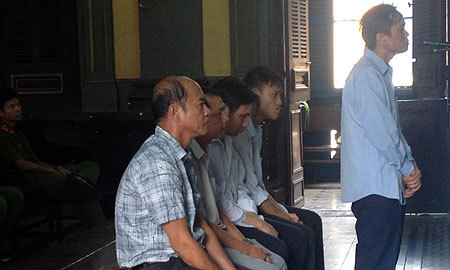 Cán bộ lập đường dây 'chạy' hồi gia