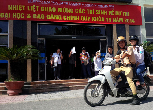 CSGT dẫn thí sinh lạc đường đến tận trường thi