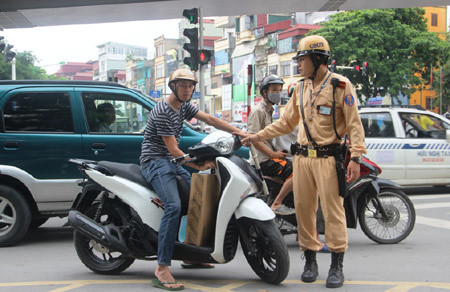 Hai trường hợp bị phạt liên quan đến mũ bảo hiểm
